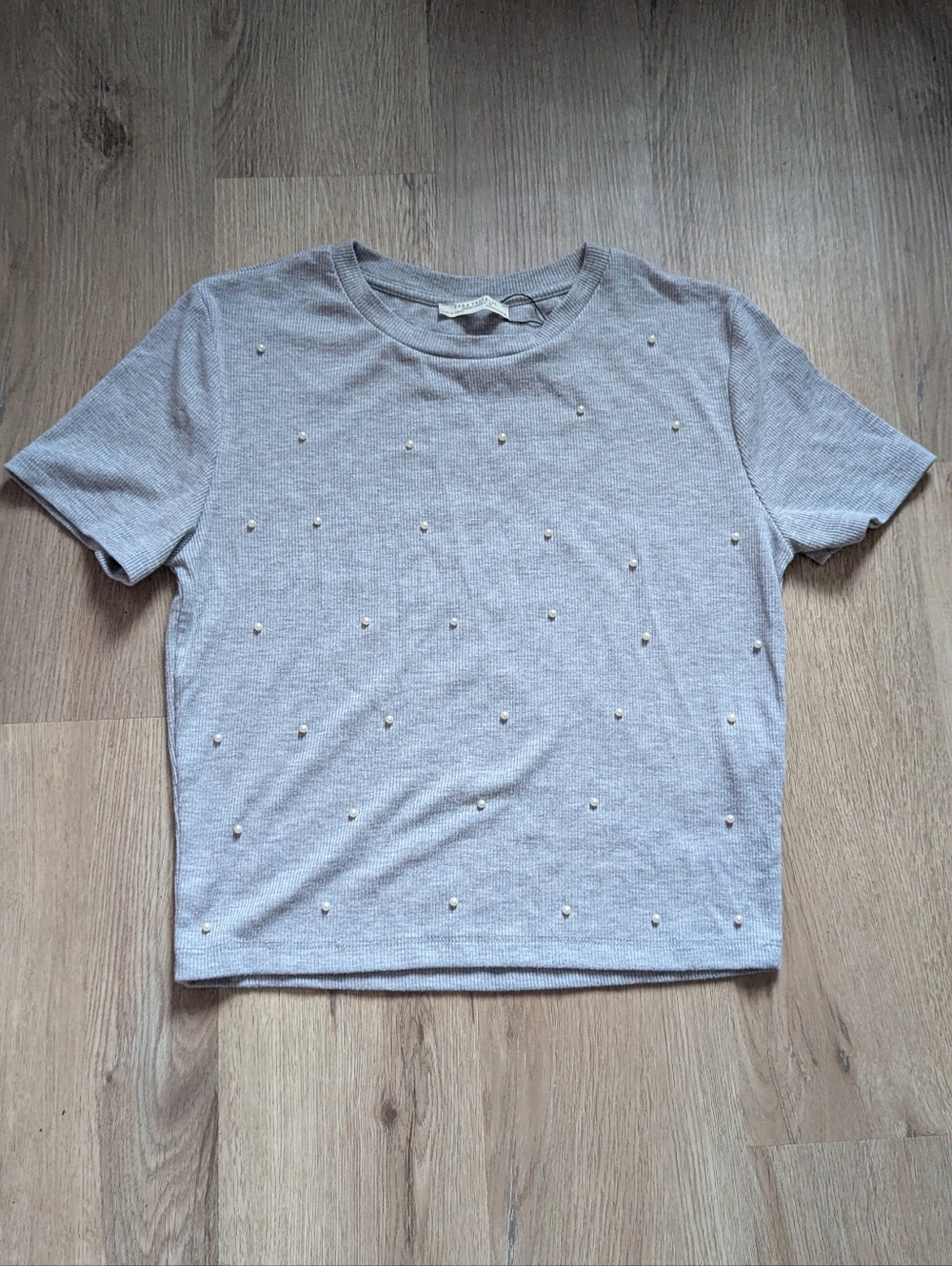 Zara Trafaluc Pearl Beaded Gray Ribbed Knit Short Sleeve Crop Top, Size Medium